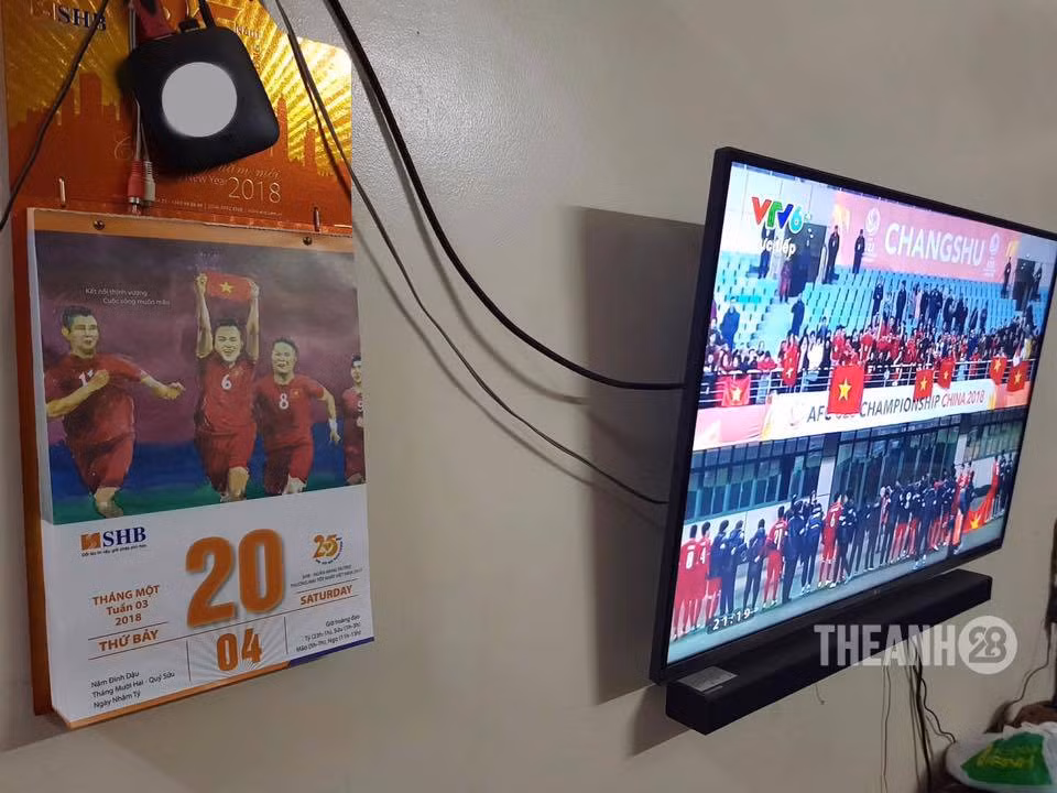 Ảnh chụp tờ lịch "tiên tri" ngay cạnh màn hình TV khoảnh khắc ăn mừng của U23 Việt Nam. Nguồn: Theanh28