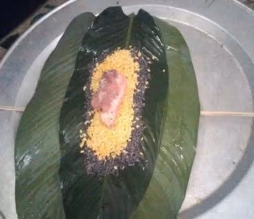 Khác với các loại bánh chưng xanh, bánh gấc, bánh chưng đen không bị nóng cổ, nóng bụng vì tro nếp đã khử mùi chua, độ nóng của gạo nếp Sau khi đăng tải câu chuyện trên đã thu hút sự chú ý của dân mạng.