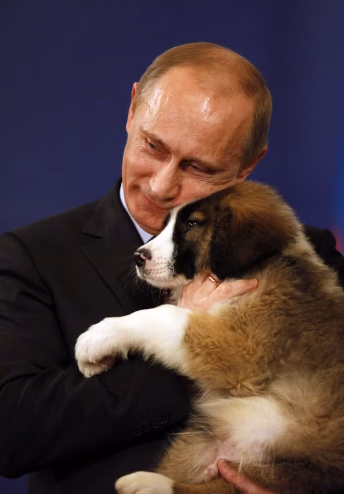 Ông Putin bế chú chó Buffy.