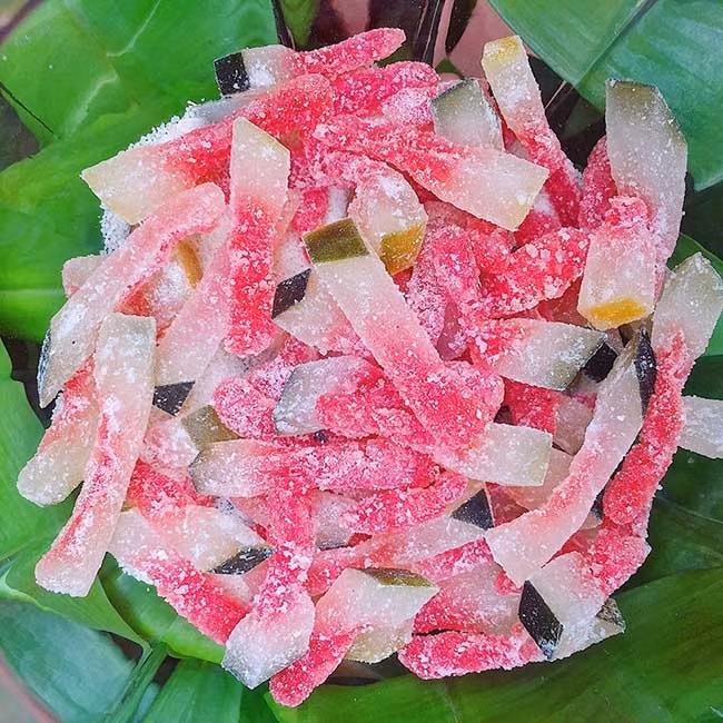 Để mứt vào ngăn mát tủ lạnh để mứt rắn hơn là có thể dùng được.