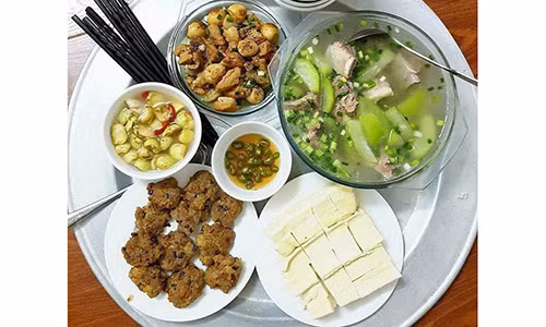 Me tre khoe bua trua ngon lanh, hoi chi em van che len che xuong