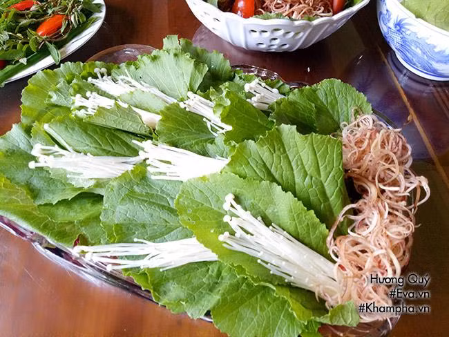 Bước 4: Rau cải canh, hoa chuối, nấm rửa sạch ngâm nước muối loãng (ngoài ra bạn có thể dùng thêm nhiều loại rau bạn thích).
