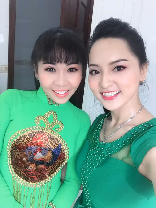 Cùng với vóc dáng thon thả và mái tóc đen dài truyền thống, Thanh Trang đã chiếm được cảm tình của đông đảo bạn bè và người thân của Trọng Nghĩa.