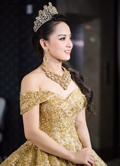 Kém chồng 29 tuổi và không làm việc trong làng giải trí nhưng cô được đánh giá có nhan sắc không kém hot girl, diễn viên nổi tiếng.