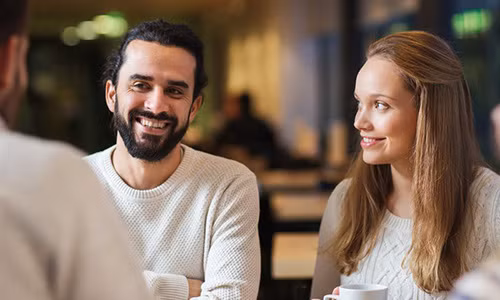 Hãy chú ý xem họ có dành nhiều thời gian nhìn bạn khi tiếp xúc hay không - Ảnh: Business Insider Hãy chú ý xem họ có dành nhiều thời gian nhìn bạn khi tiếp xúc hay không - Ảnh: Business Insider