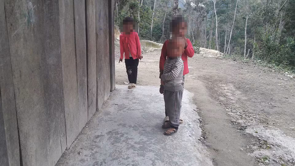 Bản Ký Thì nằm tít trên núi cao. Ở nơi đèo mây hút gió này, có nhiều cháu bé bị bệnh lạ mà chưa một lần được đi khám (Ảnh minh họa).