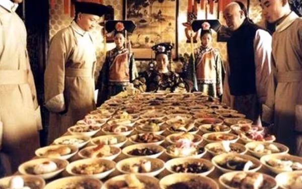 Mỗi bữa ăn chính của Thái Hậu có hơn 100 món.