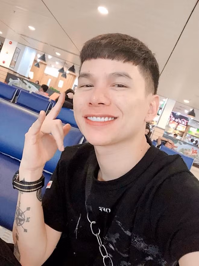 Hoang Ton bi bat gap vo tu om hon 