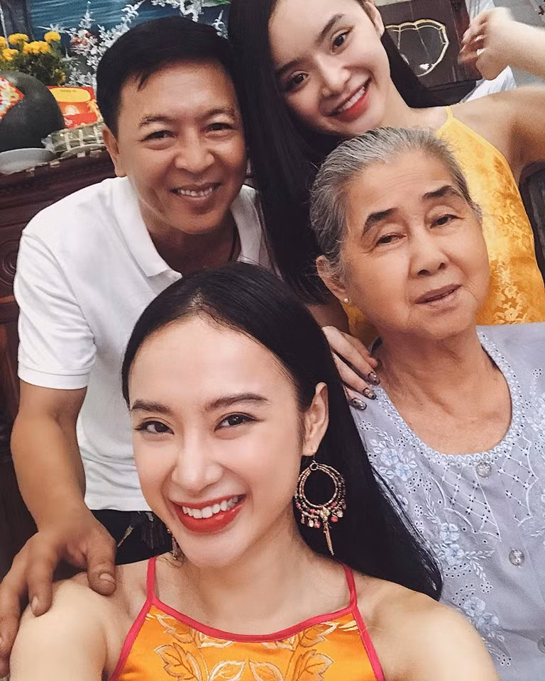 Angela Phương Trinh và em gái bên gia đình.