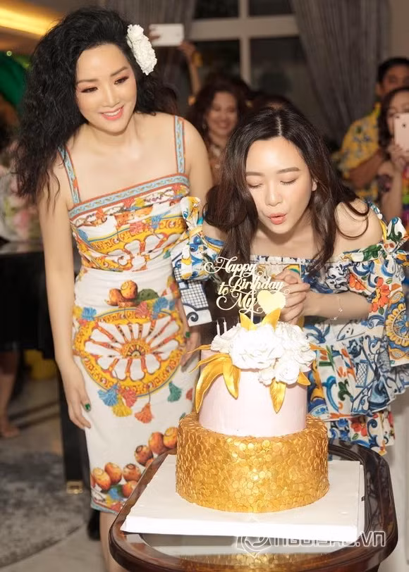 Sở hữu nhan sắc xinh đẹp không kém mẹ, thay vì chọn con đường nghệ thuật, cô lại quyết chí theo sự nghiệp học hành. Lần xuất hiện gây ấn tượng nhất của Anh Sa với truyền thông là dịp sinh nhật 21 tuổi, khi cô về thăm nhà và được mẹ tổ chức một buổi tiệc ấm cúng mừng tuổi mới.