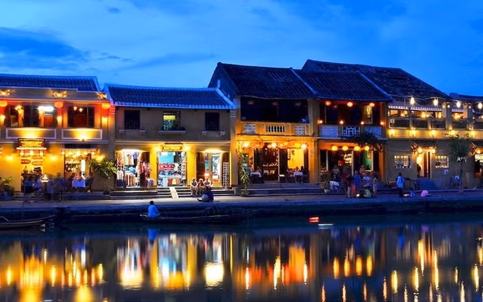 Hội An, Việt Nam Hội An nhỏ bé, trầm lắng luôn thu hút du khách với khung cảnh tuyệt đẹp. Được UNESCO công nhận là một Di sản Thế giới, Hội An là một điểm đến thú vị dành riêng cho dân du lịch bụi. Dân du lịch bụi có thể đi từ Huế, Đà Nẵng rồi vào Hội An mà chỉ phải trả mức giá dịch vụ rất thấp. Một phòng khách sạn 3 sao ở đây có giá dưới 30 USD (600 ngàn đồng) mỗi đêm. Ngoài ra, bạn sẽ được thưởng thức những món ăn đường phố tuyệt ngon như bánh mì, bánh ngọt hoặc mì Cao Lầu.