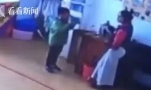 Học sinh mẫu giáo bị ép uống nước sôi.