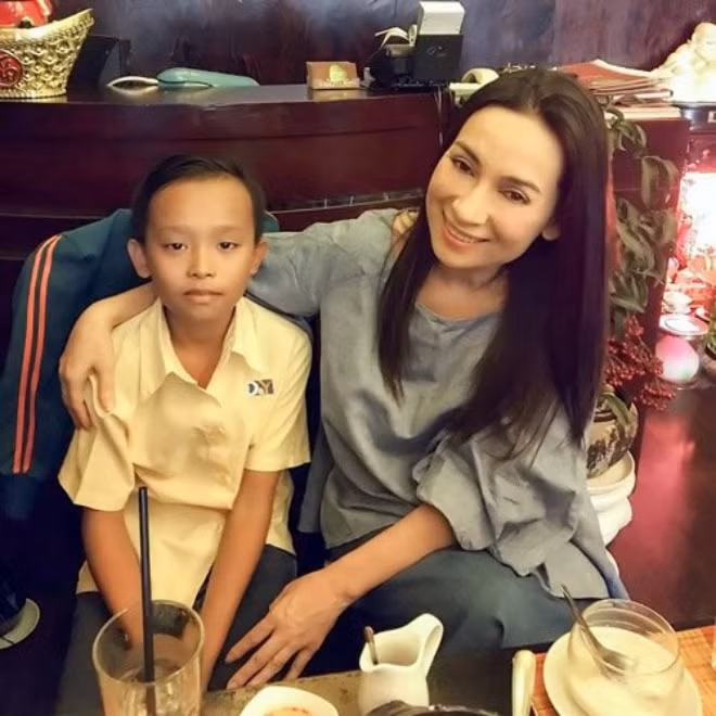 Phi Nhung và Hồ Văn Cường có thể nói là trường hợp mẹ con nuôi hiếm có của showbiz Việt.