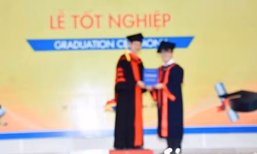 Tấm hình để đời được bình luận là "dành cả thanh xuân để chờ load hình, tưởng đâu wifi bị hư” (Ảnh Cộng đồng sinh viên HUTECH)