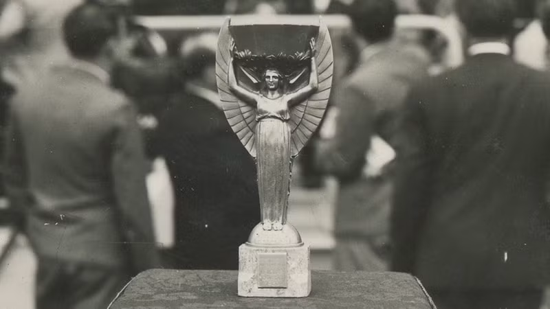 Jules Rimet là chiếc cúp đầu tiên trong lịch sử giải đấu hấp dẫn nhất hành tinh.