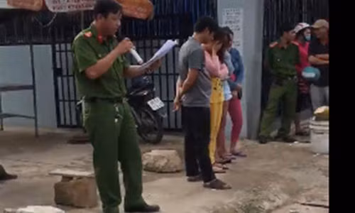 Hình ảnh được cho là Công an thị trấn Dương Đông công khai danh tính, hành vi của người mua bán dâm. (Ảnh cắt từ clip)