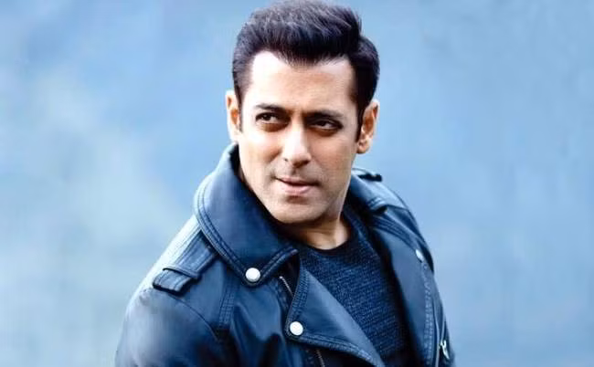 7. Anh chàng đẹp trai nhất Ấn Độ - Salman Khan đứng ở vị trí thứ 7 trong bảng xếp hạng 10 người đàn ông đẹp trai nhất. Sinh năm 1965 ở Ấn Độ, Khan là một diễn viên kiêm nhà sản xuất nổi tiếng. Anh là diễn viên được trả catse cao nhất tại Ấn Độ và đã nhận được rất nhiều giải thưởng trong sự nghiệp của mình.