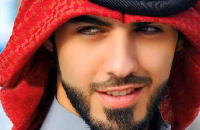3. Đứng thứ 3 trong danh sách này, chính là Omar Borkan Al Gala, người đàn ông đã từng bị trục xuất khỏi Vương quốc Ả-rập Xê-út vì trông quá đẹp trai. Anh là nhân vật được tìm kiếm nhiều nhất trên mạng Internet trong năm 2013. Nụ cười quyến rũ chết người, cùng đôi mắt đại bàng chính là nguyên nhân có thể khiến bất cứ người phụ nữ nào mê mệt.