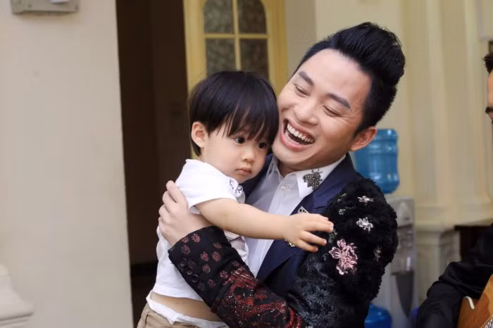 Nam ca sĩ cho biết, làm cha giúp anh biết cảm thông hơn với những người phụ nữ bên cạnh.