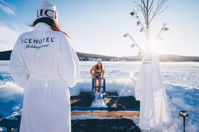 3. Khách sạn ICEHOTEL - Jukkasjarvi, Thụy Điển Khách sạn ICEHOTEL được làm bằng băng đá. Hầu hết đồ nội thất của khách sạn bao gồm cả giường được làm bằng đá và tuyết. nhiệt độ bên trong khách sạn vẫn luôn được duy trì từ -5 độ C đến -8 độ C. Khách sạn bắt đầu đón khách từ tháng 12 đến tháng 4 năm sau. Đó cũng là thời khắc những khối băng tan chảy và Icehotel lại trở thành nước và trở về với sông Torne.