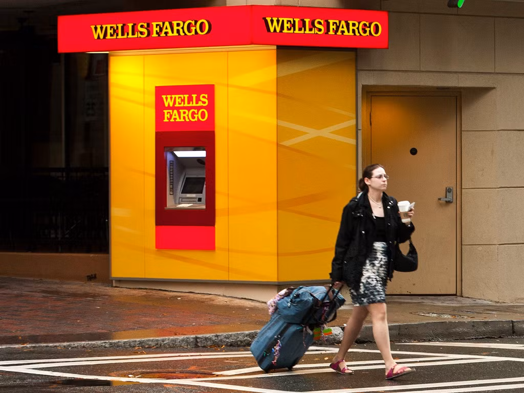 "Rất lâu trước đây", ông đã mua cổ phần tại ngân hàng Wells Fargo.