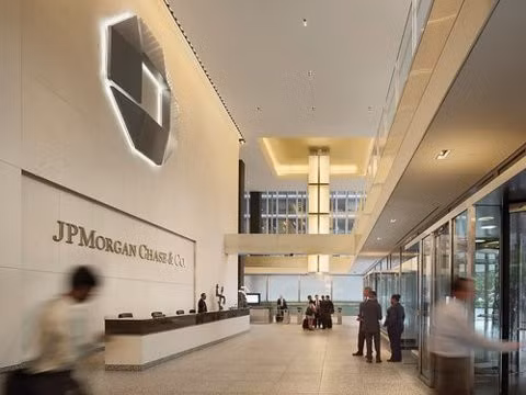 Buffett cũng nắm cổ phần tại ngân hàng JPMorgan. Ông từng nói mình là người hâm mộ của Jamie Dimon - CEO của JPMorgan.