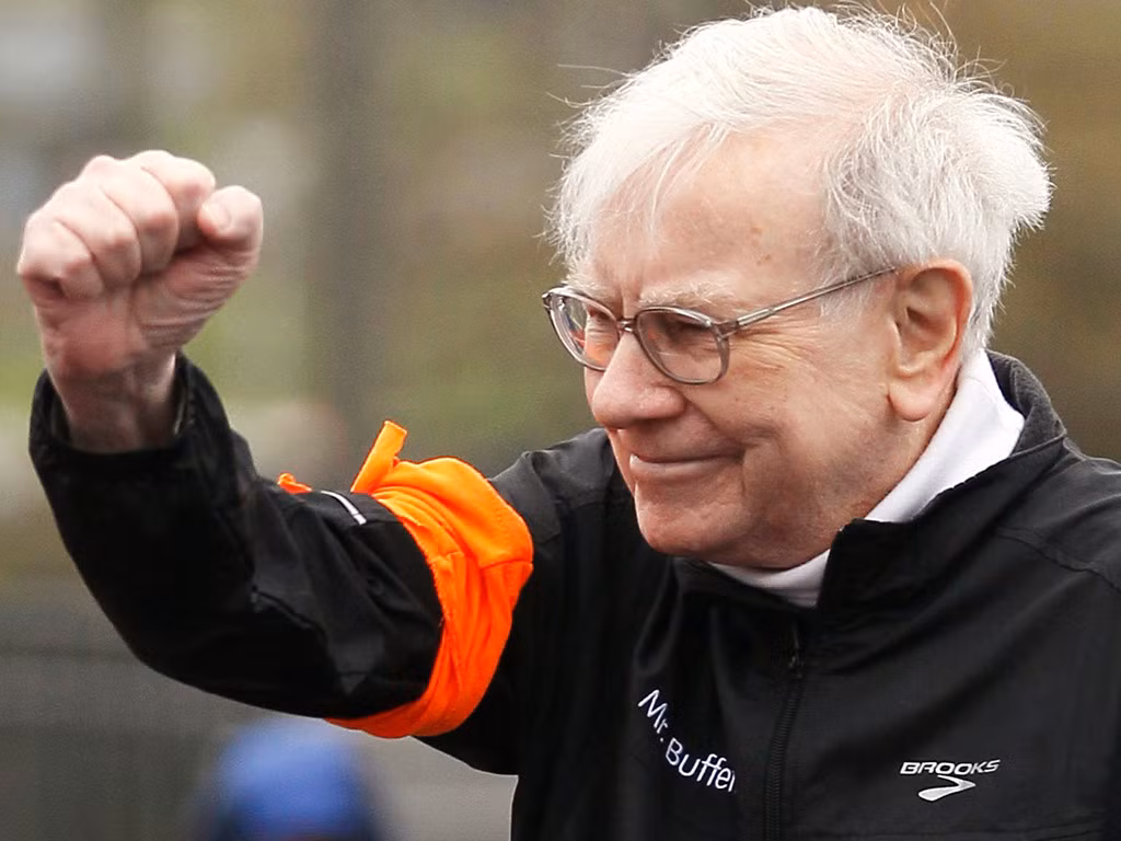 Buffett dành phần lớn tài sản của mình để làm từ thiện. Ông được xem là một trong những nhà từ thiện hào phóng nhất thế giới với tổng số tiền quyên góp từ năm 2000 đến nay là 46 tỷ USD.