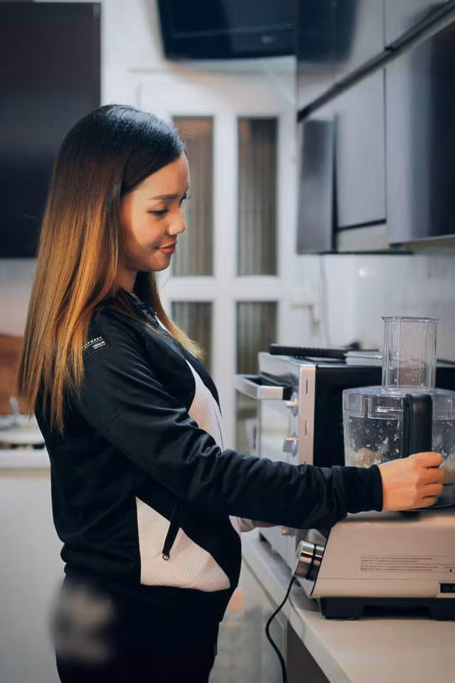 Chia sẻ về cuộc sống làm mẹ đơn thân, nữ ca sĩ Ngọc Anh không giấu niềm tự hào khi một tay xây dựng nên con tổ ấm cho hai mẹ con trong căn nhà khang trang trên phố Vạn Bảo, Ba Đình, Hà Nội. Cô bắt đầu chuyển về đây vào năm 2008 khi cô con gái vừa tròn một tuổi.