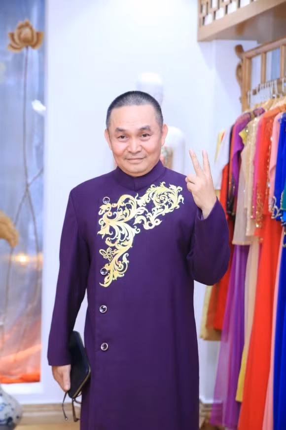 Được mệnh danh là "vua hài đất Bắc", Xuân Hinh từ lâu đã nổi tiếng là nghệ sĩ có cát-xê diễn hài cao. Nghệ sĩ Xuân Bắc từng bày tỏ sự ngưỡng mộ xen lẫn ghen tị với người đàn anh của mình: “Toàn bộ tiền thu mỗi chương trình là 10 thì riêng Xuân Hinh nhận được phải là 8. Tôi cũng đệm là Xuân mà sao có lúc phải thốt lên rằng, người ta như gió như diều, mình như con ốc sớm chiều bò lên”.