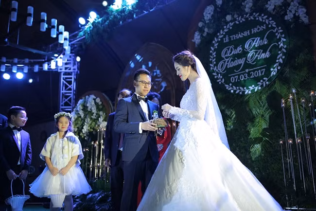 Với gia thế khủng, lễ cưới của á hậu được tổ chức tại một trong những khách sạn đẹp nhất Hà Nội. Từ khi yêu chồng hiện tại (cách đây 2 năm), cô nhận được sự ủng hộ từ cả hai gia đình vì cả hai đều là trai tài gái sắc. Sau khi kết hôn, gia đình nhà chồng Hoàng Anh không cấm đoán con dâu tham gia làng giải trí. Nhưng cũng vì vốn không mặn mà với những ồn ào showbiz, Á Hậu Hoàng Anh cũng tự động rút lui khỏi các sự kiện giải trí, chuyên tâm vào việc học và vun vén tình yêu riêng. Hiện tại cô đã sinh con gái đầu lòng và thỉnh thoảng xuất hiện tại một số sự kiện lớn.