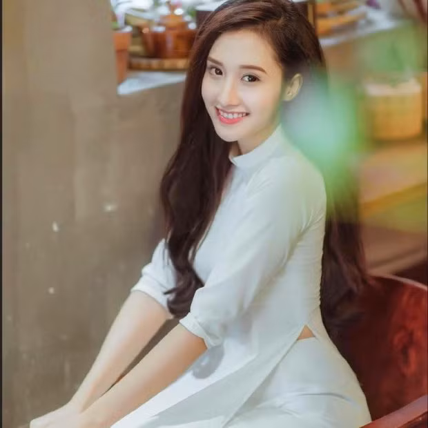 Mới đây, Minh Hằng vừa tung ra MV Em xin anh, được đánh giá khá cao về phần hình ảnh lẫn phần tiếng. Cảnh quay đẹp, giai điệu dễ nghe và đặc biệt là motip ”phản bội trong tình yêu” đã được thể hiện khá chân thực trong MV này. Cụ thể, Minh Hằng vào vai một cô vợ mới cưới xinh đẹp, chịu cảnh chồng có người thứ 3 ở ngoài mà vẫn phải chấp nhận. Và người đóng vai ”người thứ 3 đáng trách” đó cũng đã trở thành tâm điểm tìm kiếm của cư dân mạng bởi vẻ ngoài rất xinh đẹp, cổ điển của mình.