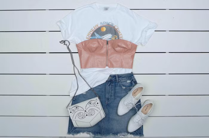 Mặc bên trong áo crop top Đây là gợi ý hoàn hảo cho những cô nàng thích diện crop top nhưng vẫn kín đáo. Bạn có thể chọn áo crop top sáng màu và mặc bên ngoài áo thun in hình. Thêm chân váy denim cùng giày và túi xách là bạn sẽ có ngay bộ trang phục ấn tượng.