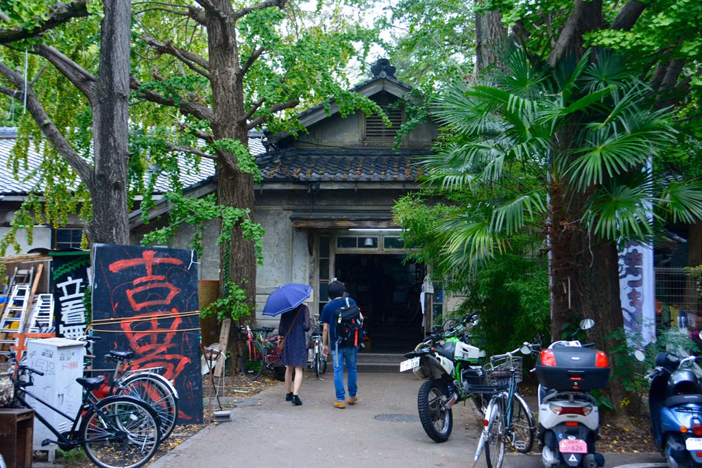 Bên cạnh giá thuê thấp, các sinh viên cho biết họ không muốn rời Yoshida vì môi trường học tập đặc biệt ở đây. Sophia Yates, sinh viên ĐH Melbourne, ở Yoshida từ năm 2016, cho biết nhiều người nước ngoài như cô muốn ở lại vì các sinh viên Nhật Bản tại đây giúp họ cải thiện tiếng Nhật. "Tôi rất buồn nếu phải rời đi. Yoshida thực sự là nơi mà mọi người được chào đón. LGBT, sinh viên mọi lứa tuổi, người lập dị với trang phục khác thường... đều được chấp nhận. Tôi nghĩ điều đó hoàn toàn khác với phần còn lại của Nhật Bản", Yates giải thích.