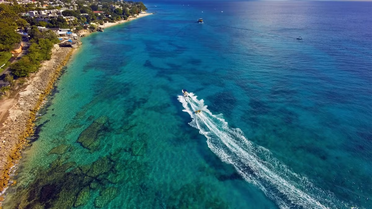 Barbados sở hữu hàng chục trung tâm lặn chuyên cung cấp các trải nghiệm dưới nước thú vị cho du khách. Khám phá biển Barbados vào ban ngày, bạn sẽ được đắm mình trong vô số các khung cảnh đặc biệt của các con tàu đắm dưới biển, nhiều rặng san hô nhân tạo nổi tiếng khắp thế giới đều được mọc lên từ những con tàu này. Đi dạo biển vào ban đêm, bạn sẽ bắt gặp những mảng phù du phát sáng xuất hiện dọc bờ biển tạo nên cảnh tượng có một không hai trên trái đất.