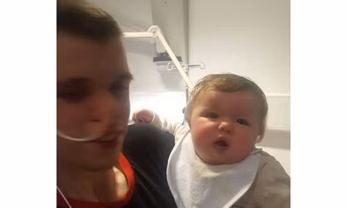Dainel McGrath và con gái 6 tháng tuổi.