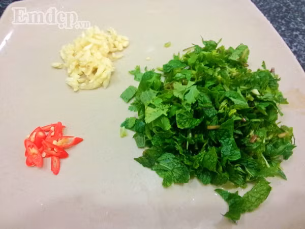 Bước 3: Tỏi đập dập băm nhỏ. Ớt thái vát. Rau mùi + rau húng nhặt bỏ phần già rửa sạch rồi thái nhỏ.