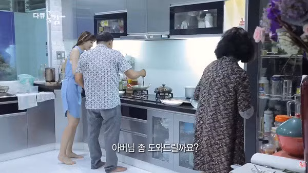 Cũng tại đây, Hari Won đã có những buổi học ẩm thực Việt Nam thú vị do mẹ chồng hướng dẫn.