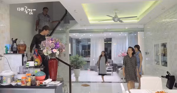 Với mặt sàn khá rộng, ở tầng 1 căn nhà được chia làm 3 phần với không gian: sân, phòng khách và phòng bếp.