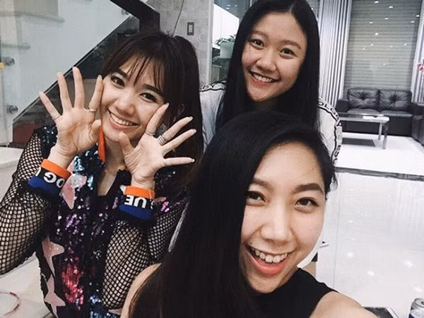 Không chỉ ở cùng bố mẹ chồng, cô dâu Hàn Quốc còn có thời gian gắn bó với hai cô em gái của Trấn Thành. Sau khi lấy chồng, Huỳnh Mi đã chuyển đi nơi khác và hiện tại các thành viên còn lại đang sống trong một căn nhà 3 tầng được sơn màu trắng hiện đại tại TP. Hồ Chí Minh.