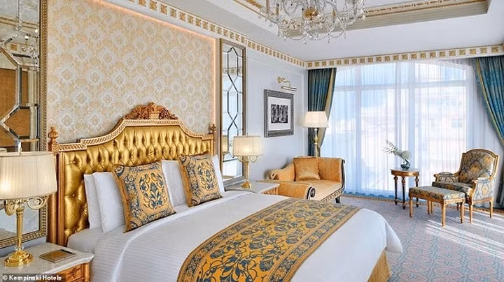 Nội thất khách sạn được lấy cảm hứng từ các cung điện châu Âu với các họa tiết lá vàng 24 karat được vẽ bằng tay và các đường diềm cổ điển trang trí trên tường, tất cả được tạo ra bởi các nghệ nhân lành nghề.