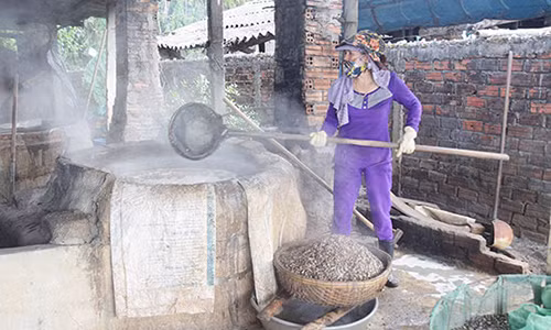 Từ thời xưa còn cào hến bằng tay thô sơ, đến bây giờ được trang bị ghe, thuyền phục vụ cho việc cào hến nhanh hơn. Nghề làm hến tạo công ăn, việc làm cho rất nhiều người dân trong vùng, đem lại nguồn thu nhập đáng kể cũng như giúp ổn định cuộc sống.