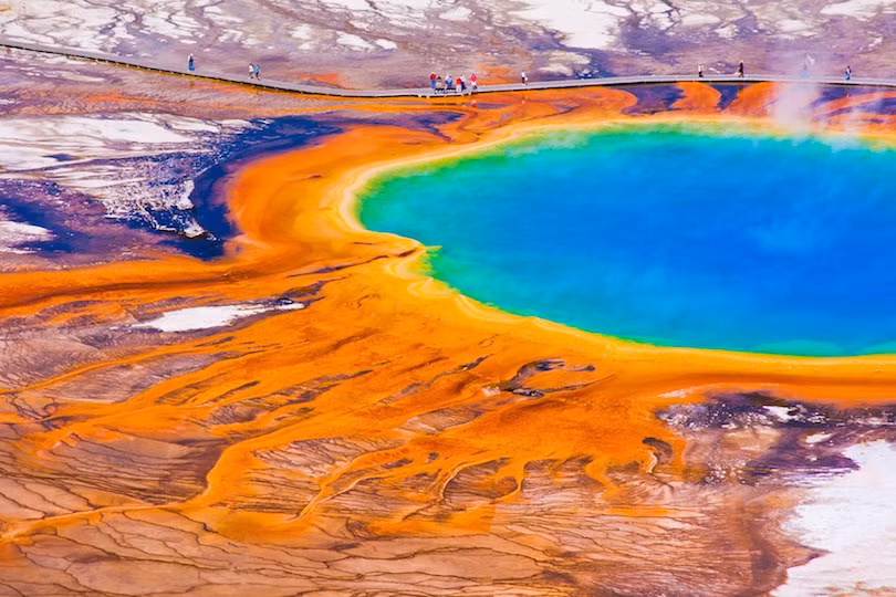 3. Grand Prismatic Spring Màu sắc của hồ nước nóng lớn nhất ở Mỹ này sống động đến mức trông nó giống như một bảng màu nhân tạo. Được gọi là Grand Prismatic Spring, hồ nước này bao gồm các màu sắc rực rỡ như xanh nước biển, đỏ tươi sáng và màu cam bốc lửa. Ở giữa hồ là khu vực nước nóng nhất mang màu xanh nước biển, khi nước giảm, nhiệt độ màu sắc của nó cũng thay đổi theo. Hồ nước nóng tuyệt đẹp này nằm trong một kỳ quan tự nhiên khác, Vườn Quốc gia Yellowstone.