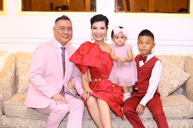 Tổ ấm nhỏ hạnh phúc của Vũ Cẩm Nhung. Con trai đầu lòng của người đẹp tên Nam Anh năm nay 6 tuổi, con gái thứ 2 là Vi Anh năm nay vừa tròn 1 tuổi.