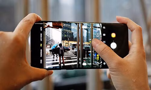 Cận cảnh màn mổ xẻ iPhone X và Galaxy S9 Plus. Cận cảnh màn mổ xẻ iPhone X và Galaxy S9 Plus.