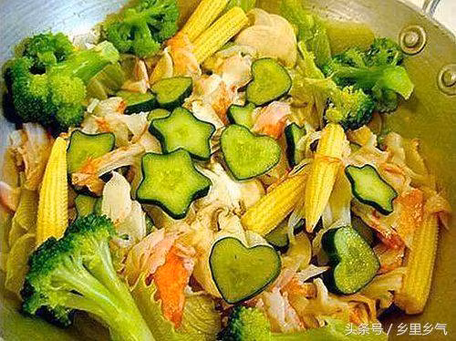 Món sa lát vô cùng ngon mắt được trang trí bởi những miếng dưa chuột hình ngôi sao và hình trái tim.