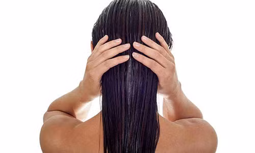Thoa dầu dừa hay dầu oliu giúp cấp ẩm và bảo vệ tóc trước tác động của nước clo. Ảnh: Internet Thoa dầu dừa hay dầu oliu giúp cấp ẩm và bảo vệ tóc trước tác động của nước clo. Ảnh: Internet