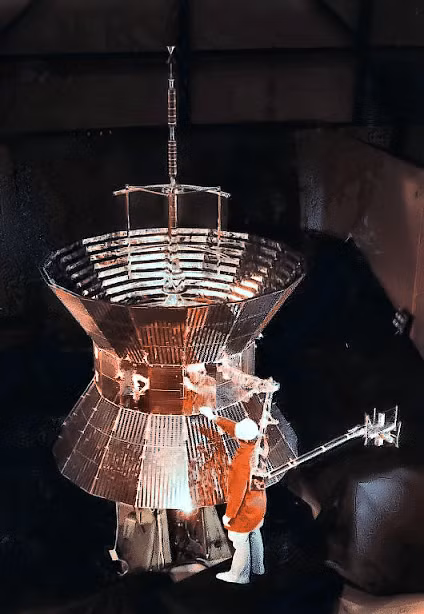 1. Vệ tinh Helios (252.792km/h) Được thiết kế vào những năm 70 để nghiên cứu mặt trời, hai vệ tinh Helios 1 và 2 đã phá vỡ mọi kỷ lục về tốc độ của nhân loại. Được biết, chiếc Helios 1 chỉ mất 2 năm để tới gần Mặt Trời hơn cả Sao thủy.