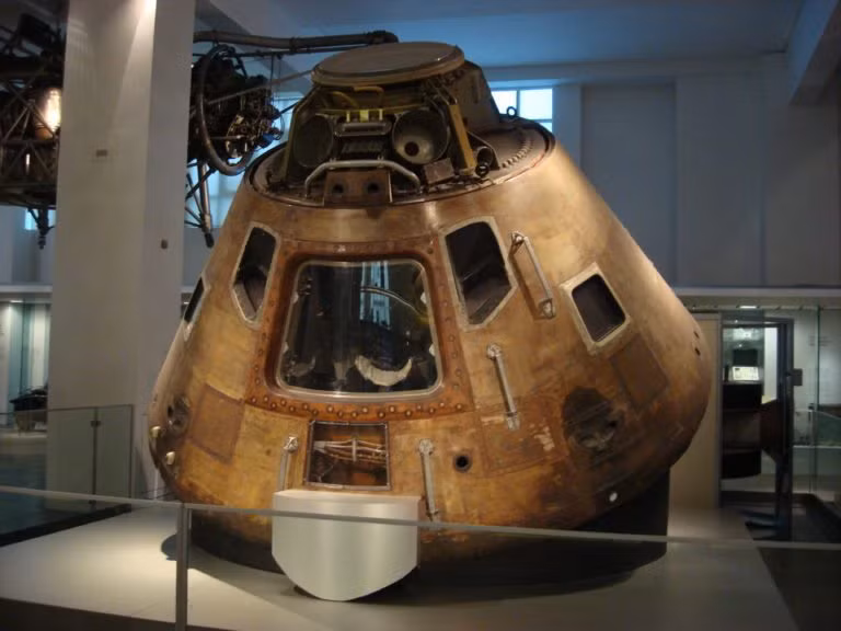 5. Khoang kín của tàu Apollo 10 (39.900km/h) Sứ mệnh Apollo 10 vào tháng 5.1969 đã chứng kiến con tàu chở người nhanh nhất lịch sử. Apollo 10 là cuộc thử nghiệm cuối cùng, mô phỏng những tình huống giả định cần thiết để giúp sứ mệnh Apollo 11 thành công, đưa con người đầu tiên lên mặt trăng.