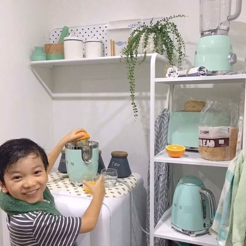 Căn hộ khá rộng rãi, có thiết kế đơn giản, phòng khách sát với ban công lớn nên rất sáng..