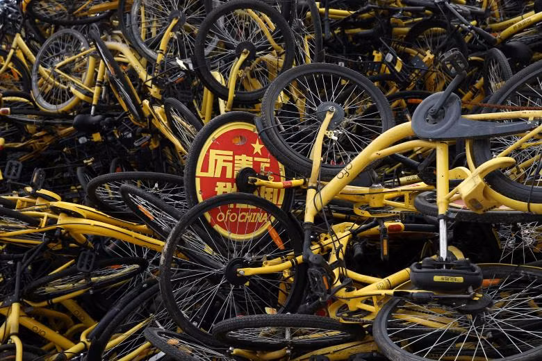 Xe đạp của công ty Ofo được xếp chồng lên nhau tại một khu đất trống ở Hạ Môn, tỉnh Phúc Kiến.